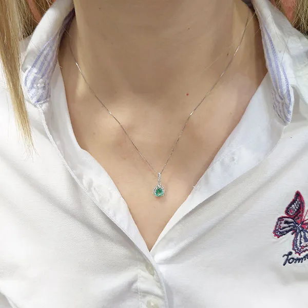 Μενταγιόν λευκόχρυσο με σμαράγδι δάκρυ 0.75ct και διαμάντια σε 18Κ. MD12379