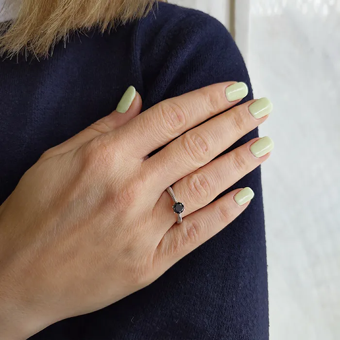 Μονόπετρο δαχτυλίδι 18κ με μαύρο διαμάντι 0.77ct και λευκά διαμάντια. RD13454