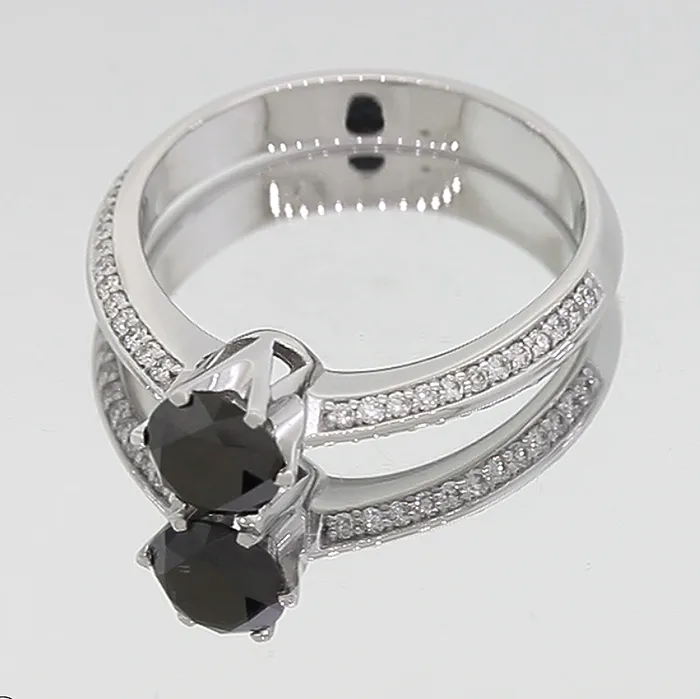 Μονόπετρο δαχτυλίδι 18κ με μαύρο διαμάντι 0.77ct και λευκά διαμάντια. RD13454