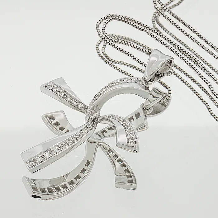 Σταυρός λευκόχρυσος με διαμάντια 0.15ct σε 18 καράτια. CR02616
