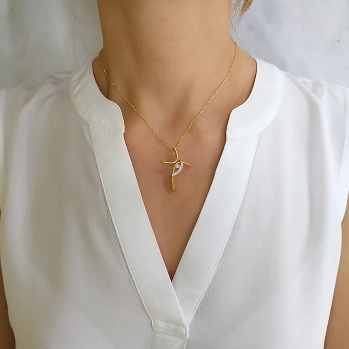 Χειροποίητος γυναικείος σταυρός σε 18 καράτια με μπριγιάν 0.11ct. CRK14740