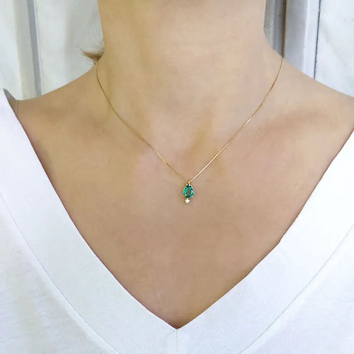 Χρυσό μενταγιόν με σμαράγδι δάκρυ 0.98ct και διαμάντι σετ με αλυσίδα 18Κ. MD15226