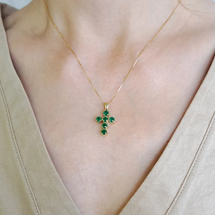Χρυσός σταυρός με ορυκτά σμαράγδια 1.05ct σε 18 καράτια. CR16582