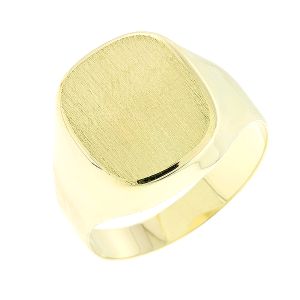 Θεαματικό χρυσό δαχτυλίδι με ματ πλακα σε 9 καράτια.RA11492