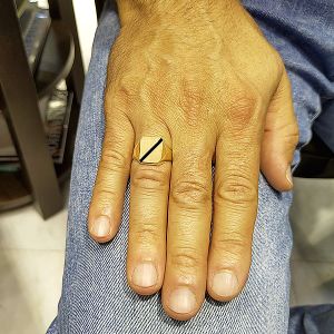 Χρυσό ανδρικό δαχτυλίδι με γραμμή ονυχα σε 14 καράτια.  RA12152