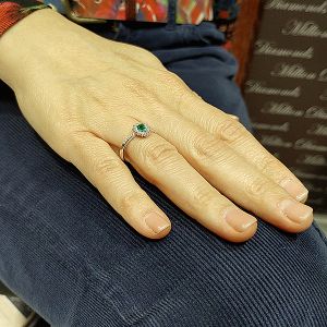 Λευκόχρυσο δαχτυλίδι ροζέτα σε  Κ18 με σμαράγδι 0.18ct και μπριγιάν 0.26ct. RL12598