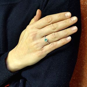 Λευκόχρυσο δαχτυλίδι ροζέτα σε  Κ18 με σμαράγδι 0.18ct και μπριγιάν 0.26ct. RL12598