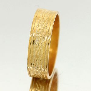 Ασημένιο δαχτυλίδι 925° επιχρυσωμένο με σκαλιστό σχέδιο. C13357