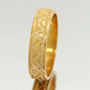 Ασημένιο δαχτυλίδι 925° επιχρυσωμένο με σκαλιστό σχέδιο. C13358