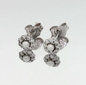 Λευκόχρυσα σκουλαρίκια ροζέτες σε 18 καράτια με μαργαριτάρια και διαμάντια. SK13379