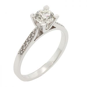 Μονόπετρο δαχτυλίδι λευκόχρυσο 18 καράτια με διαμάντι 0.58ct και πλαϊνά διαμάντια. RD14761