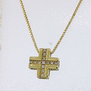 Kομψός χρυσός γυναικείος σταυρός με διαμάντια και αλυσίδα 18 καράτια. CRS18426