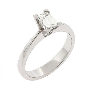 Λευκόχρυσο δαχτυλίδι μονόπετρο 18 καράτια με διαμάντι emerald cut 0.62ct G VS1 πιστοποίηση GIA. RD19649