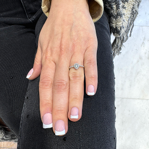 Λευκόχρυσο δαχτυλίδι 18 καράτια ροζέτα με διαμάντι 0.18ct. RL19852