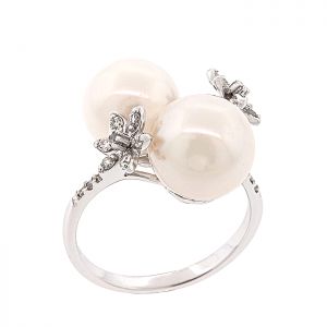 Λευκόχρυσο δαχτυλίδι σε 18 καράτια με μαργαριτάρια 9.5-10mm και διαμάντια. RL3002