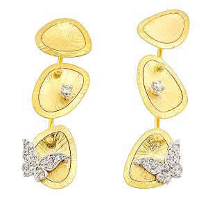 Χρυσά κρεμαστά σκουλαρίκια με διαμάντια σε 18 καράτια. SK3628